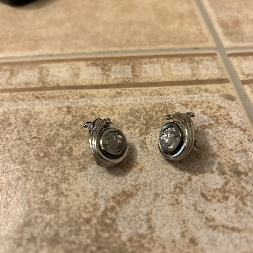 Beautiful Cameo Lady Silver Tone Clip On Earrings Vintage